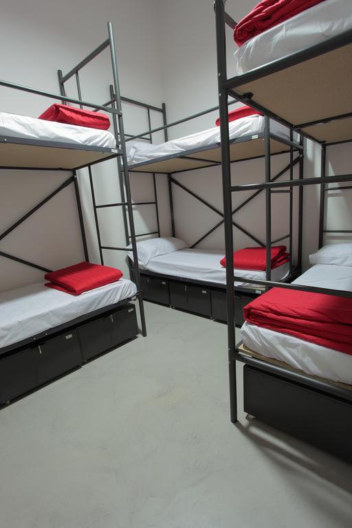 Traveller Box Hostel Севилья Экстерьер фото